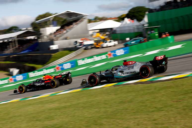 George Russel indo &agrave; ca&ccedil;a de Max Verstappen em Interlagos