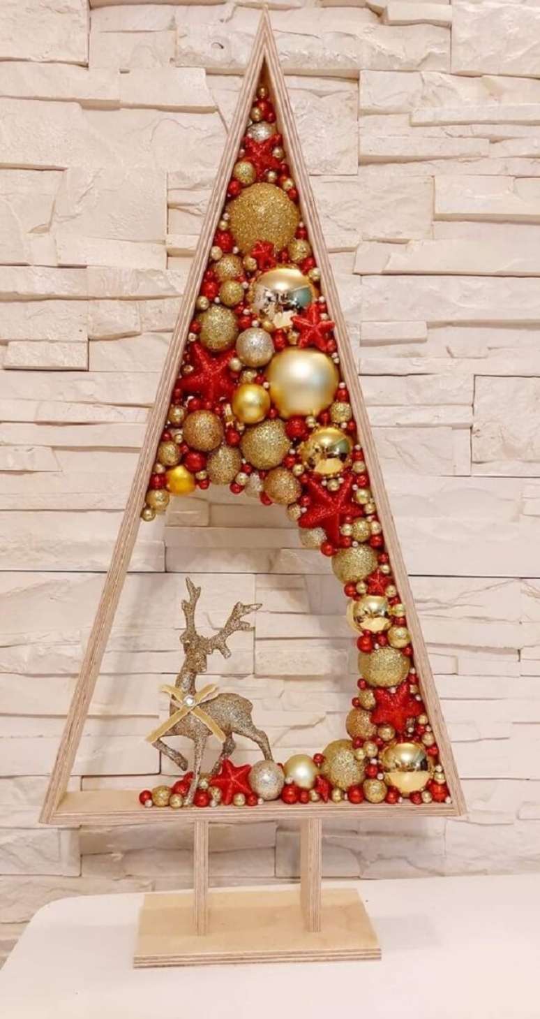 15. &Aacute;rvore de natal de madeira com bolas em tom vermelho e dourado. Fonte &ndash; Artofit