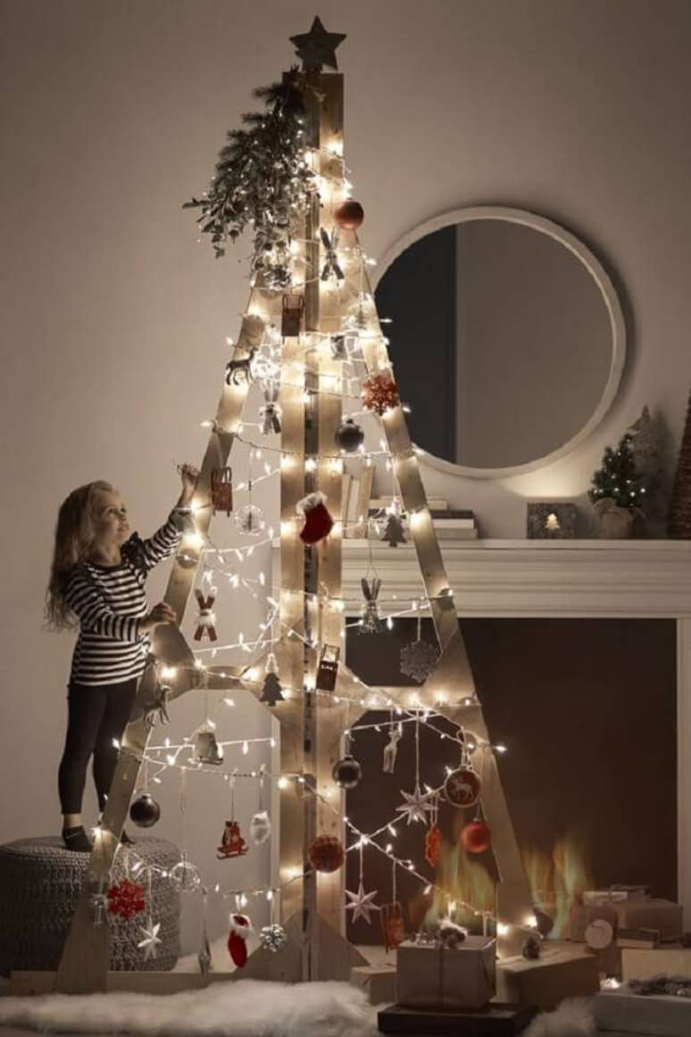 12. Aposte na &aacute;rvore de natal de madeira com pisca pisca. Fonte -Bouclair