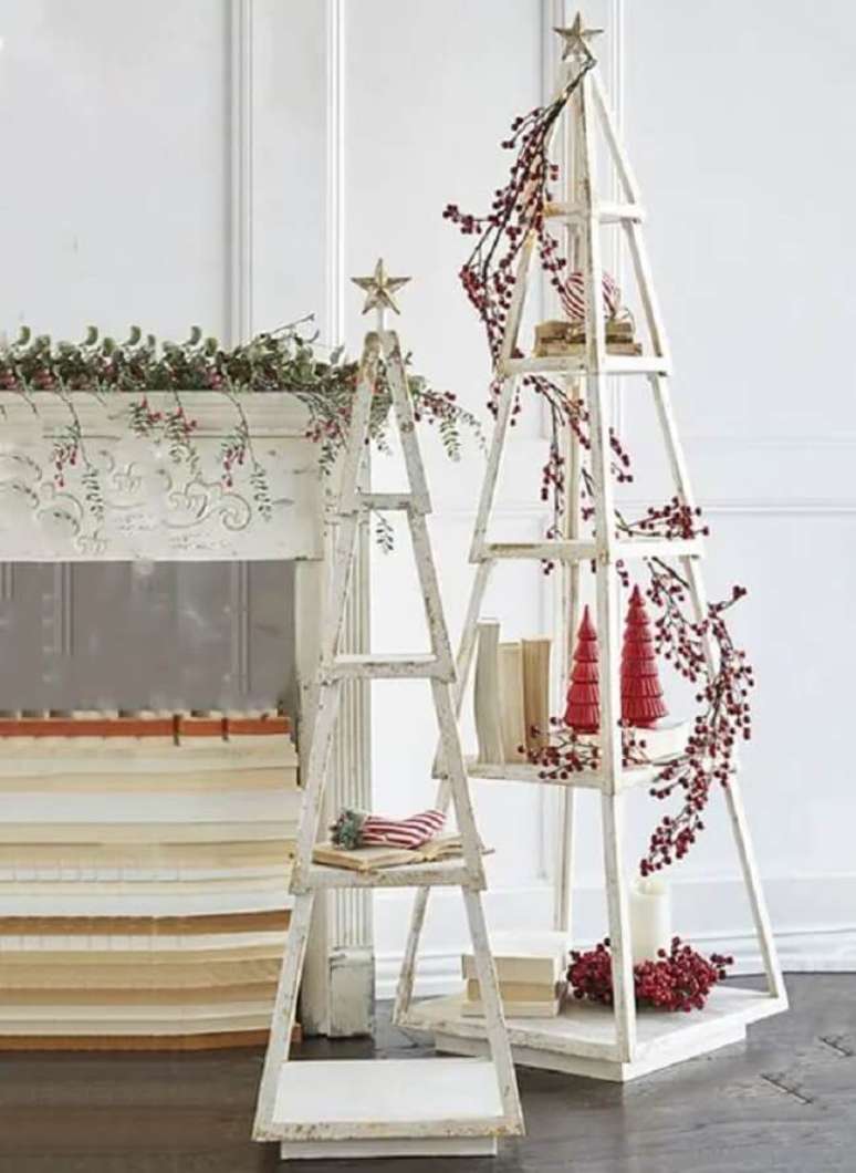 19. &Aacute;rvore de natal de madeira grande com estrutura de estante. Fonte &ndash; Antique Farmhouse
