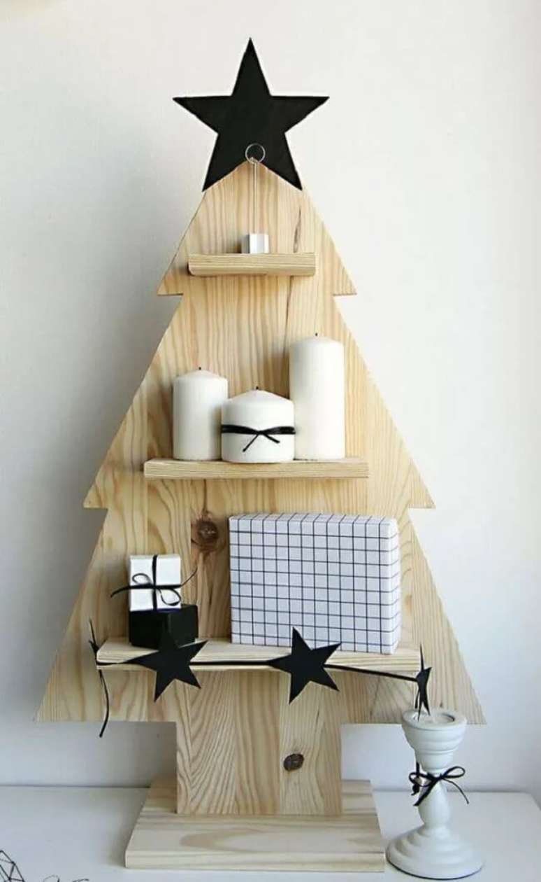 27. &Aacute;rvore de natal em madeira retrata a silhueta do pinheiro de natal. Fonte &ndash; Elo7