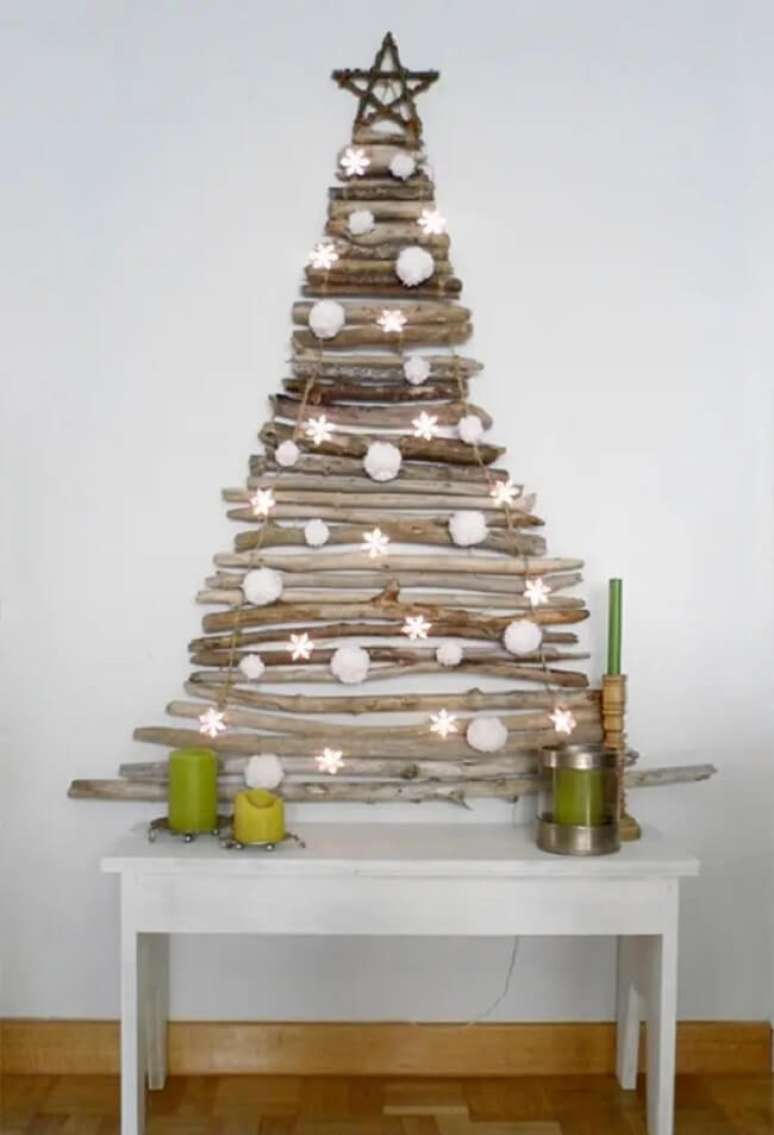 23. &Aacute;rvore de natal de madeira na parede feita com galhos finos. Fonte &ndash; Blog Belle Ville