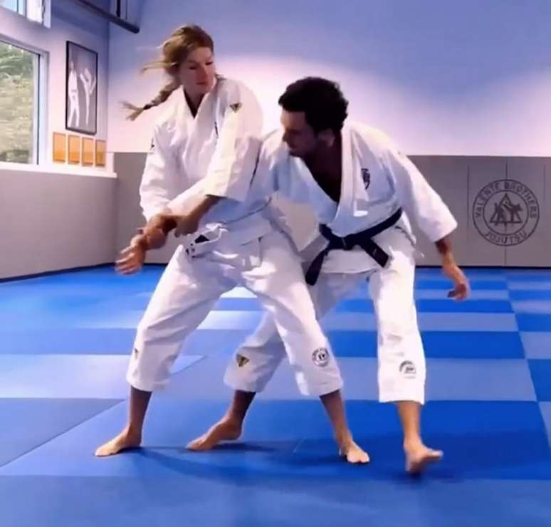 Gisele Bündchen e Joaquim Valente durante treino de artes marciais 