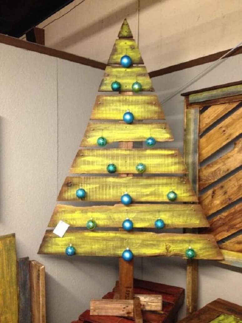 22. &Aacute;rvore de natal de madeira grande pintada. Fonte &ndash; Etsy