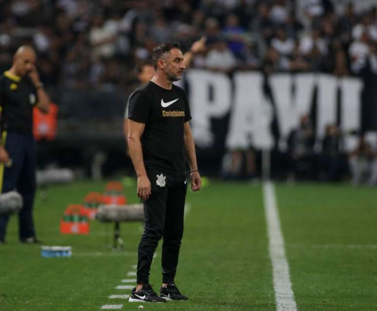 Suspenso, VP não esteve no banco no último jogo da sua 'era' pelo Timão (Foto: Rodrigo Coca / Ag.Corinthians)