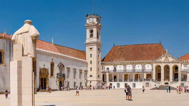 A Universidade de Coimbra foi a primeira entidade estrangeira a assinar o convênio com o Inep, em maio de 2014, aceitando o Enem em seu processo