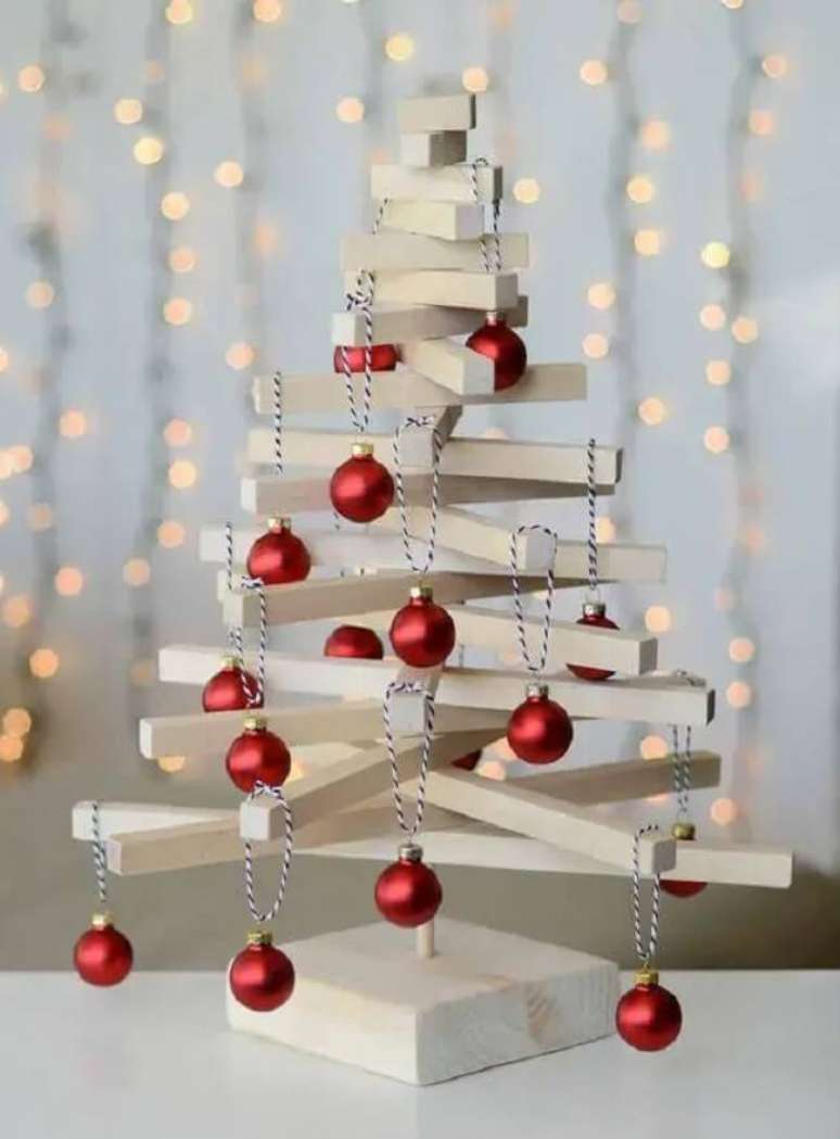 2. &Aacute;rvore de natal em madeira com bolinhas vermelhas. Fonte &ndash; Amir Aleks Realty Team
