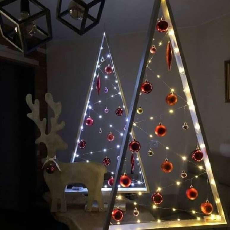 35. Fios de luz iluminam a &aacute;rvore de natal de madeira. Fonte &ndash; Mike Gedde