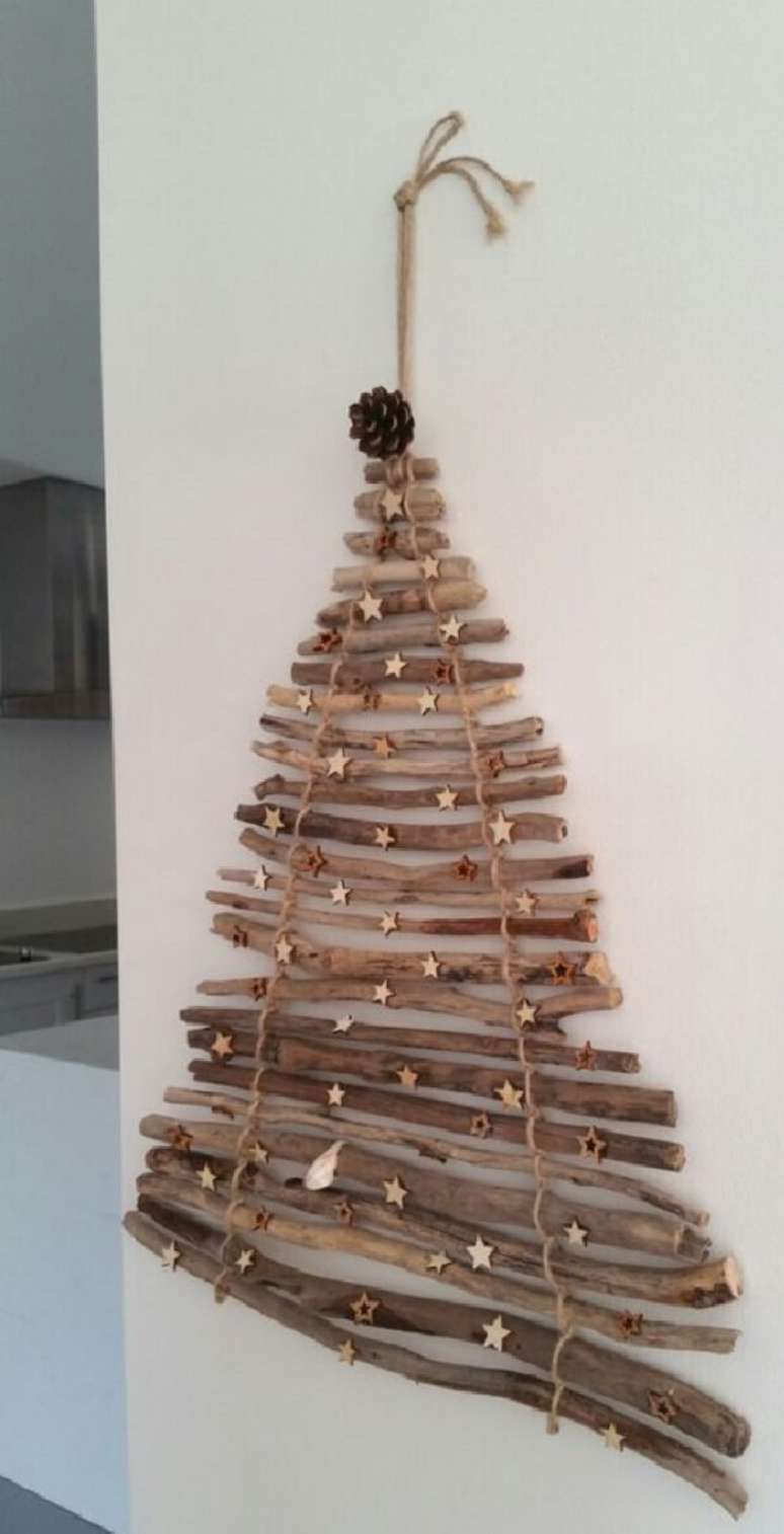 48. Pequenas estrelas trazem um toque especial para a &aacute;rvore de natal em madeira. Fonte &ndash; Como Fazer F&aacute;cil