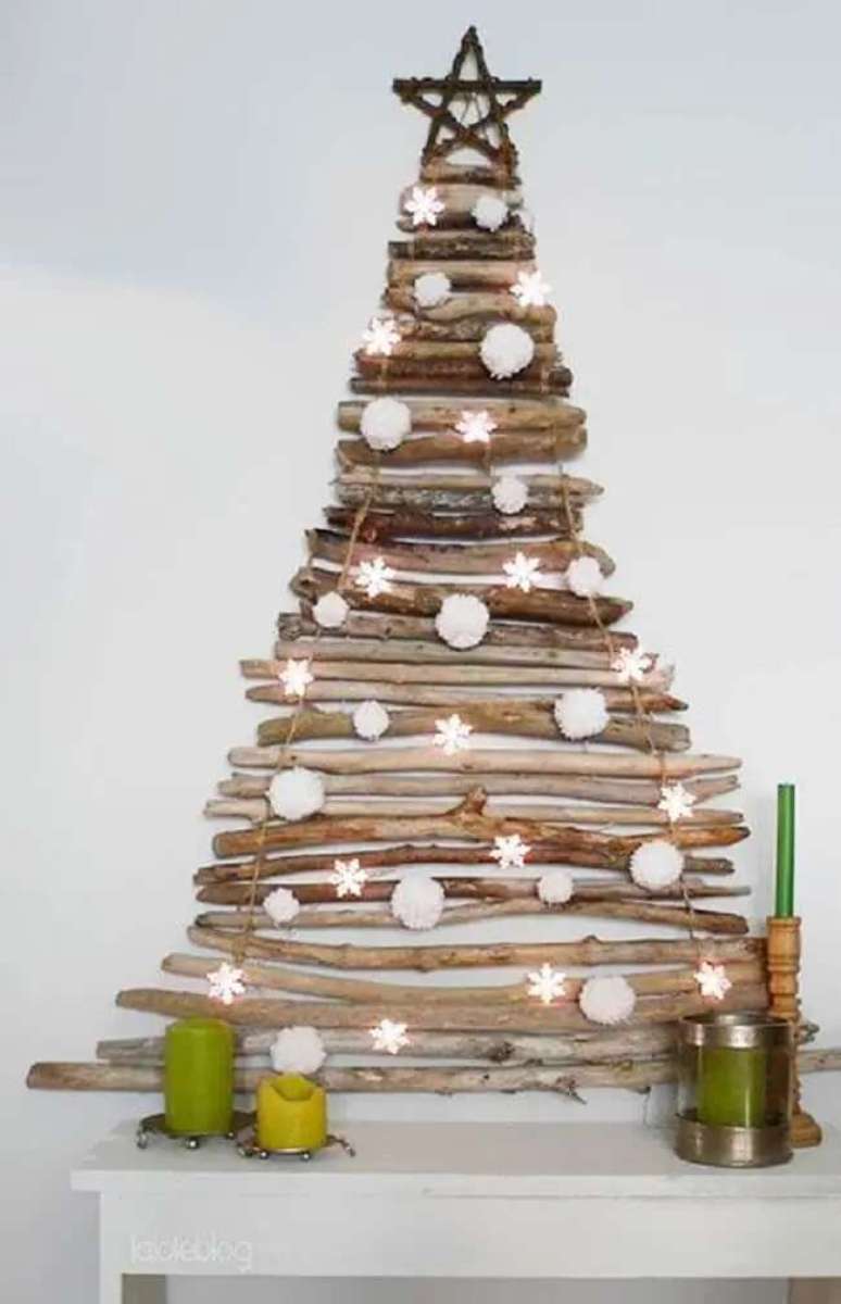 29. Com pouco investimento &eacute; poss&iacute;vel criar uma &aacute;rvore de natal em madeira na parede. Fonte &ndash; Iaza Moveis