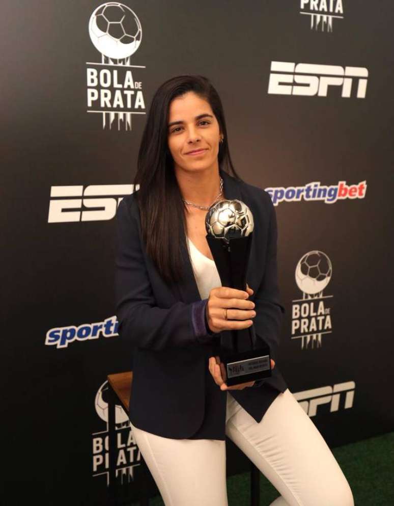 Patrícia Sochor, do Palmeiras, com sua Bola de Prata pelo gol mais bonito do Brasileirão Feminino