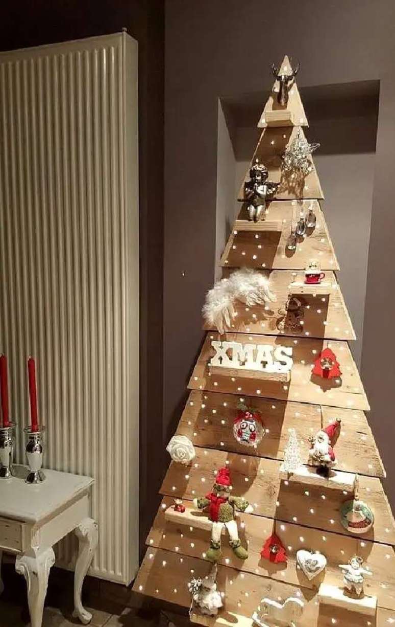 44. Modelo de &aacute;rvore de natal de madeira r&uacute;stica com prateleiras. Fonte &ndash; Entre na Festa