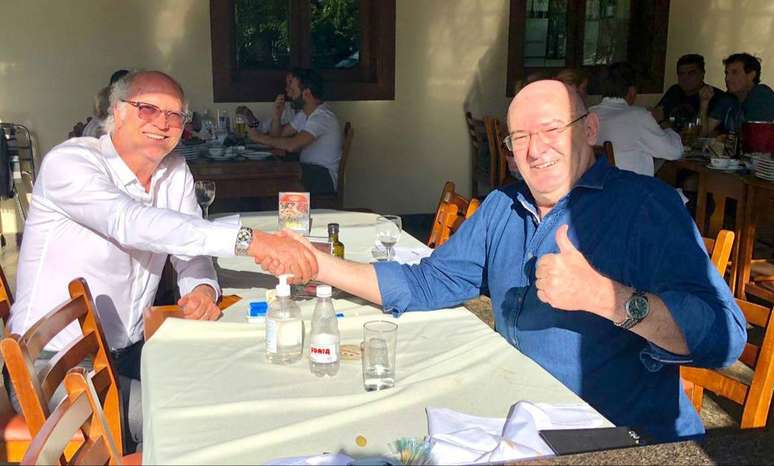 Paulo Roberto Falcão e o presidente do Santos, Andrés Rueda.