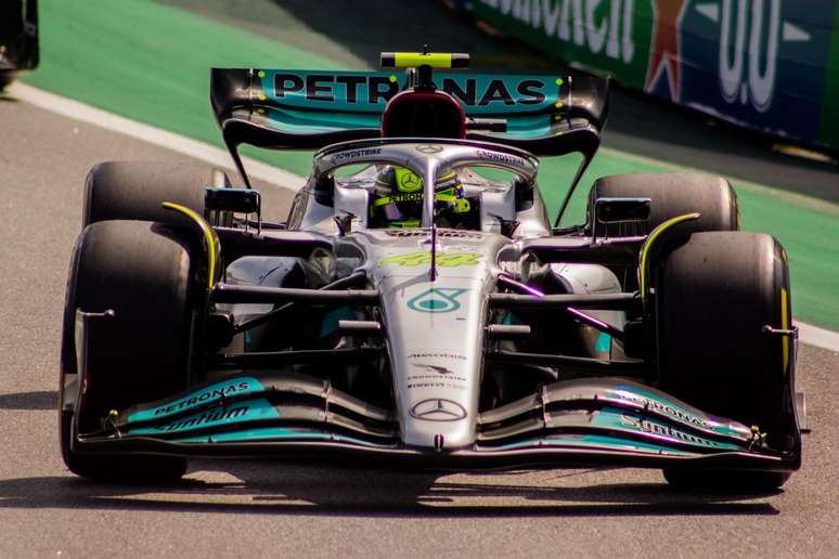 Lewis Hamilton elogiou Russell e o ritmo da Mercedes 