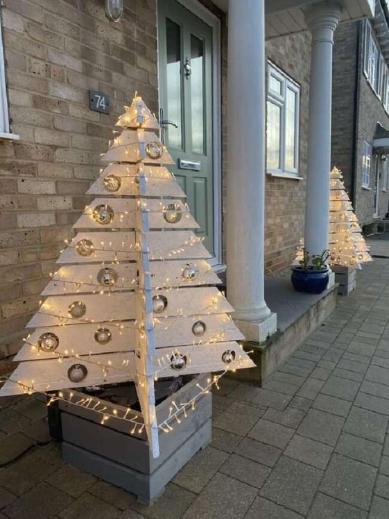 42. Modelo de &aacute;rvore de natal de madeira grande decora &aacute;rea externa. Fonte &ndash; MarkyMark