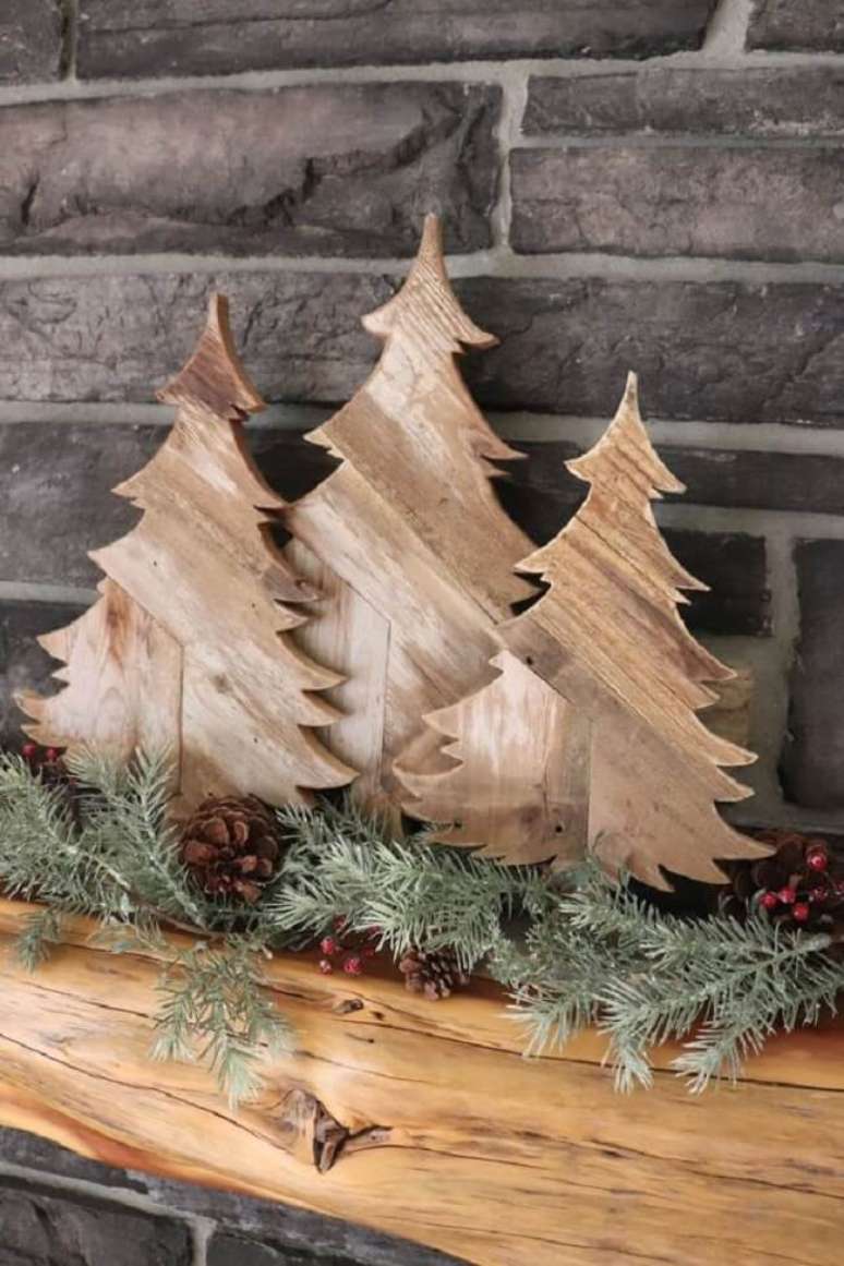 10. Alguns ramos deixam a decora&ccedil;&atilde;o da &aacute;rvore de natal de madeira artesanal ainda mais especial. Fonte &ndash; Etsy