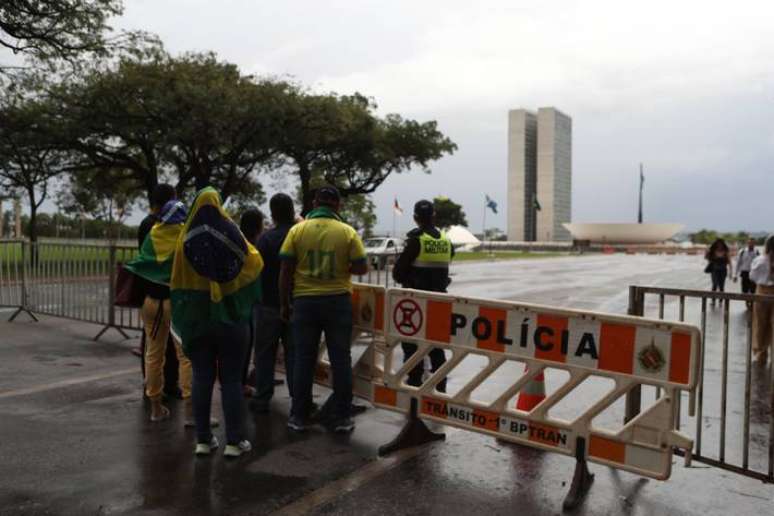 A Polícia Militar do Distrito Federal fechou hoje as vias de acesso a praça dos Três por conta de protestos marcados para o 15 de novembro.