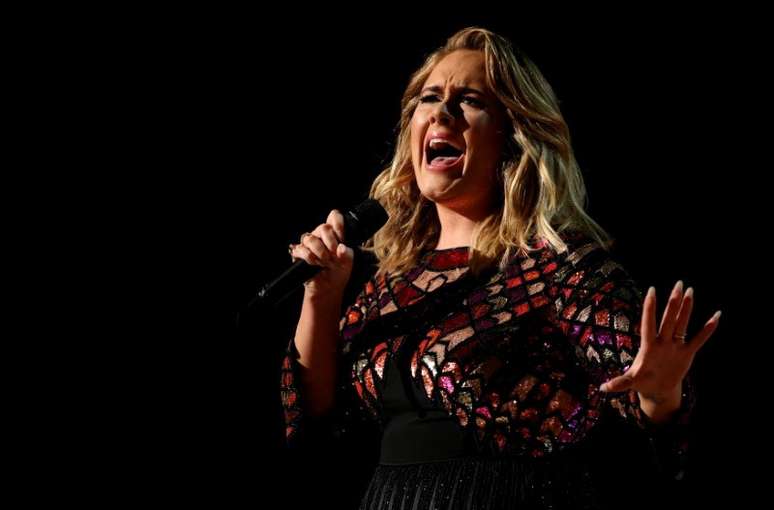 Adele canta durante cerimônia do Grammy de 2017 em Los Angeles
