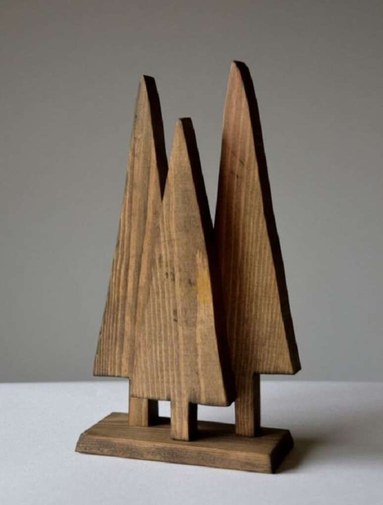 13. Arranjo com tr&ecirc;s &aacute;rvores de madeira. Fonte &ndash; Decoratorist