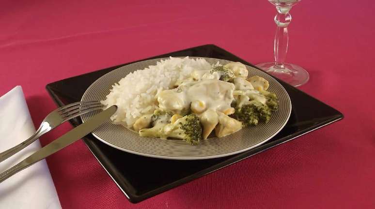 Estrogonofe de br&oacute;colis &ndash; Foto: Guia da Cozinha