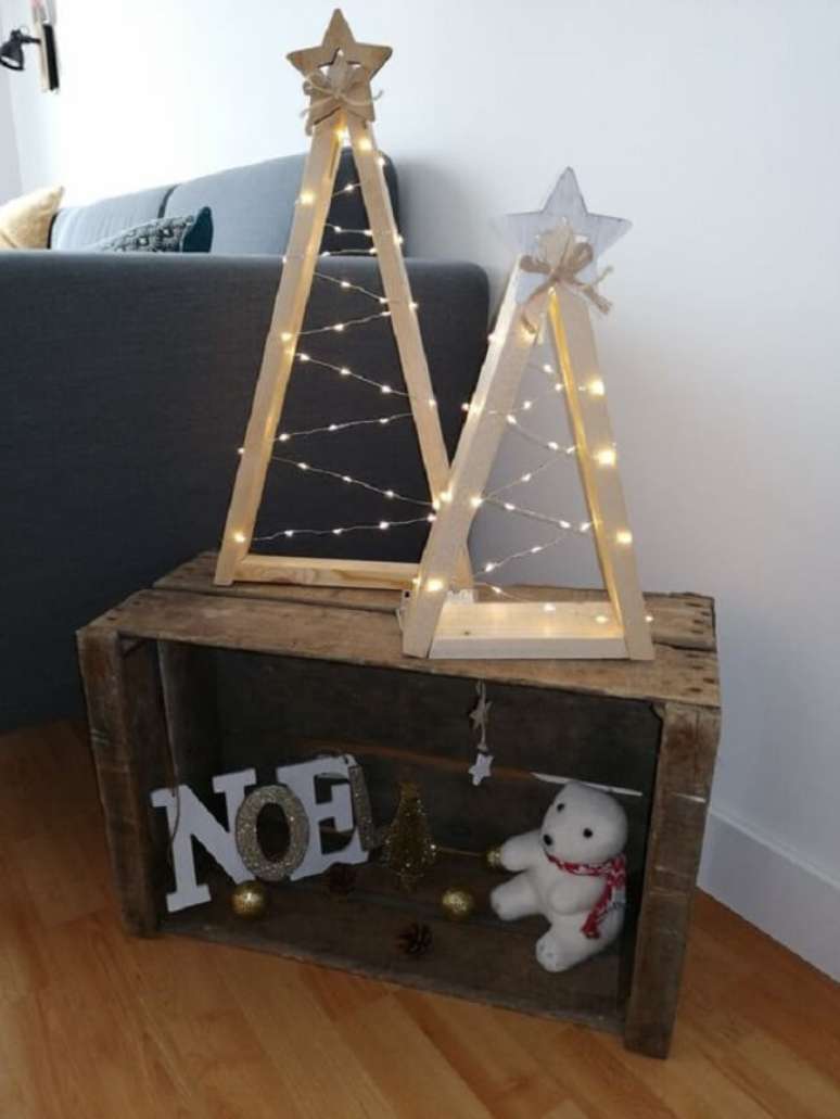 30. Decora&ccedil;&atilde;o barata feita com &aacute;rvore de natal de madeira. Fonte &ndash; Meneux