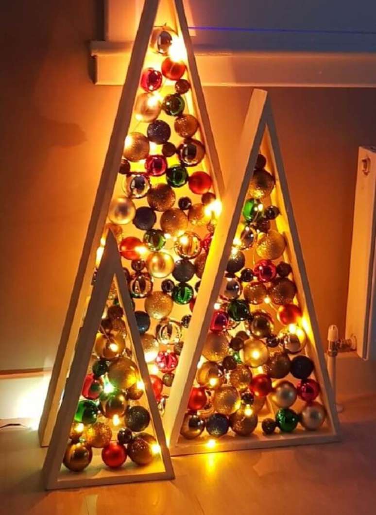 8. &Aacute;rvore de natal de madeira repleta de bolas colorida. Fonte &ndash; Yvonne Speirs