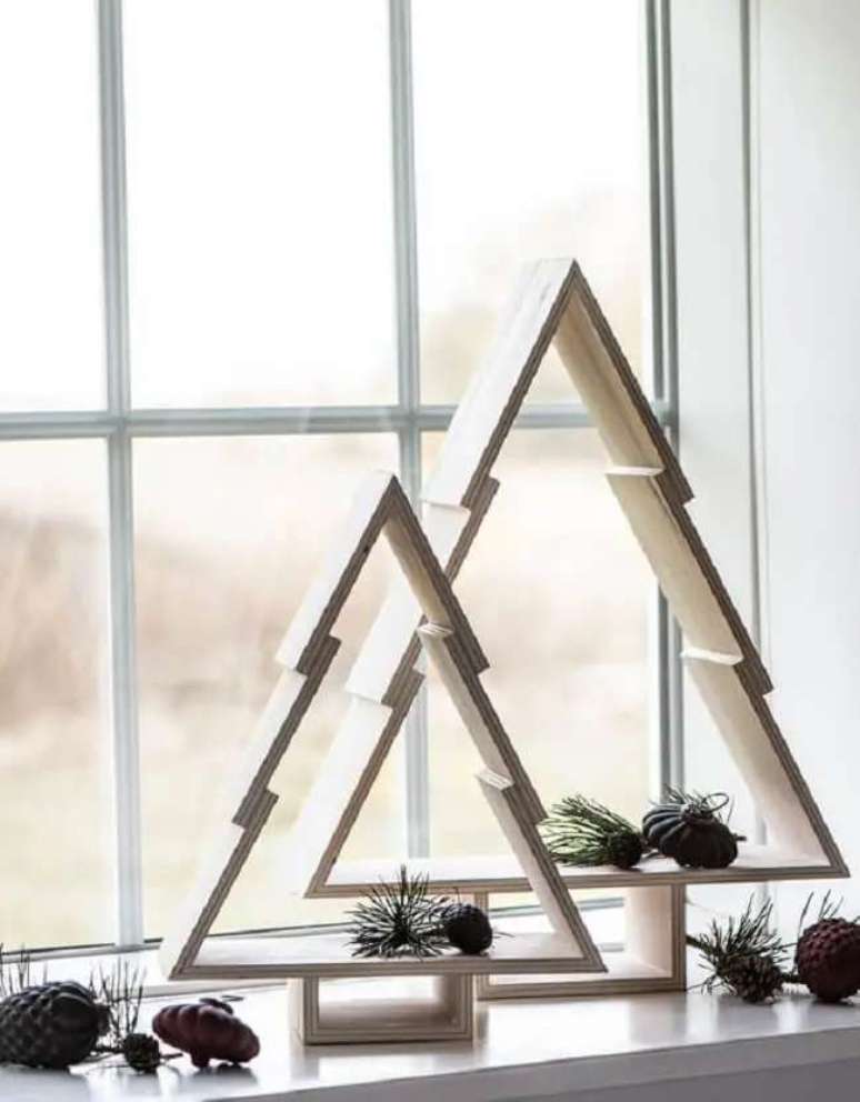 31. Decora&ccedil;&atilde;o minimalista com &aacute;rvore de natal de madeira. Fonte &ndash; Jess Ronquim