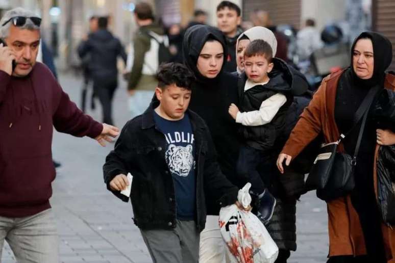 Pessoas reagem após explosão na movimentada rua pedestre Istiklal em Istambul, Turquia