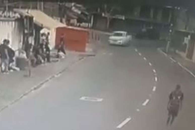 Motorista atropela pessoas em ponto de ônibus