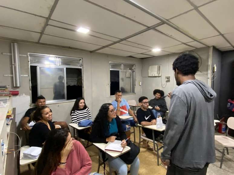 Gabriel Cardoso professor de filosofia em sala de aula com os alunos do Pré-Vestibular Conceição Evaristo