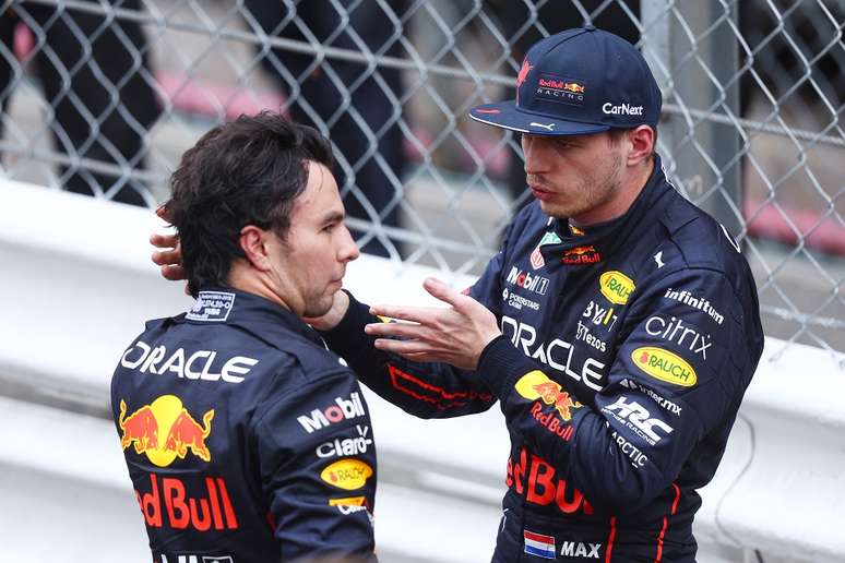 Perez e Verstappen em Monaco. Até parece que Max está cobrando alguma explicação ao mexicano...