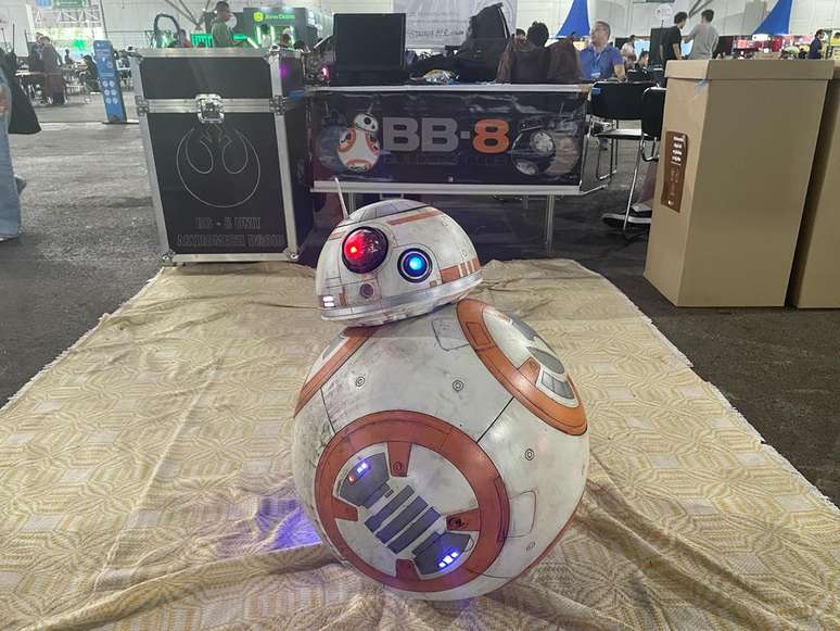 O robô BB-8 ficcionalmente é capaz de se comunicar com quase todos os seres da galáxia