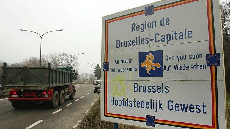 Placa de indica&ccedil;&atilde;o geogr&aacute;fica escrita nas l&iacute;nguas francesa e flamenga indica as divis&otilde;es lingu&iacute;sticas da B&eacute;lgica