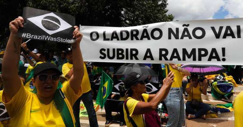 Apoiadores de Jair Bolsonaro se reuniram em frente ao Quartel General do Ex&eacute;rcito (QG) no setor militar urbano, em Bras&iacute;lia.
