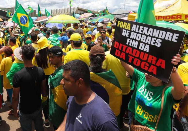Entre os manifestantes, em Bras&iacute;lia, estavam caminhoneiros, militantes conservadores, produtores rurais e grupos de militares da reserva com suas fam&iacute;lias.