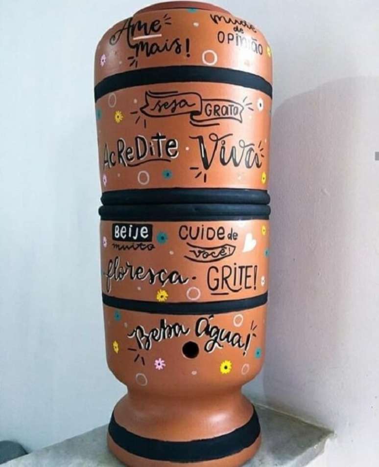 23. Filtro de barro decorado artesanal: frases que alegram e encantam. Fonte &ndash; Ana Justo