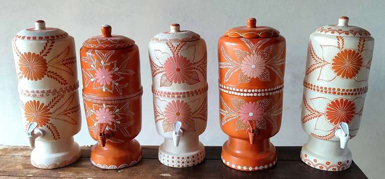 31. Decora&ccedil;&atilde;o alegre e criativa com filtro de barro decorado. Fonte &ndash; Conhe&ccedil;a Minas