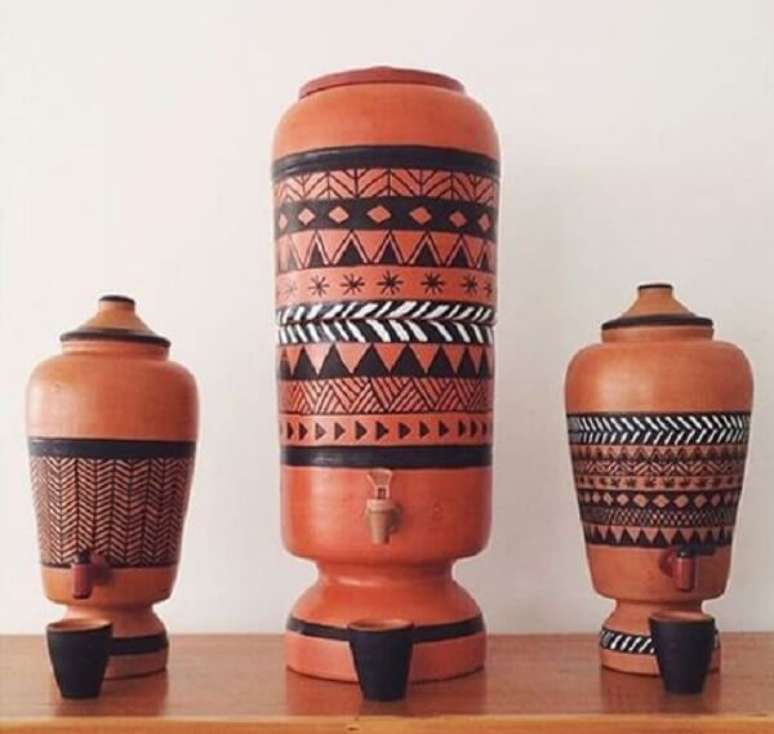 16. Filtro de barro decorado em tons de branco e preto. Fonte &ndash; Joia de Casa