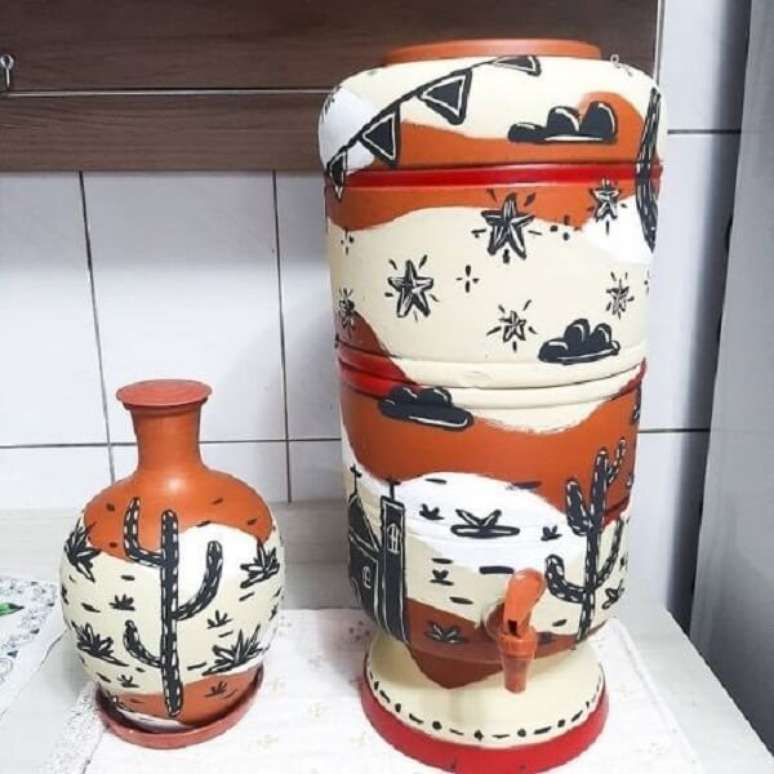 15. Jarra e filtro de barro decorado alegram o ambiente. Fonte &ndash; Dicas Online