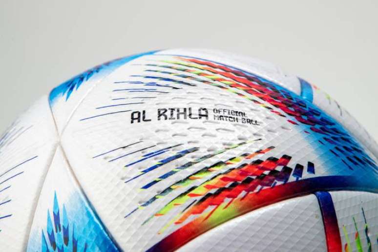 A Al Rihla, da Adidas, é a bola oficial da Copa do Mundo do Catar 2022.