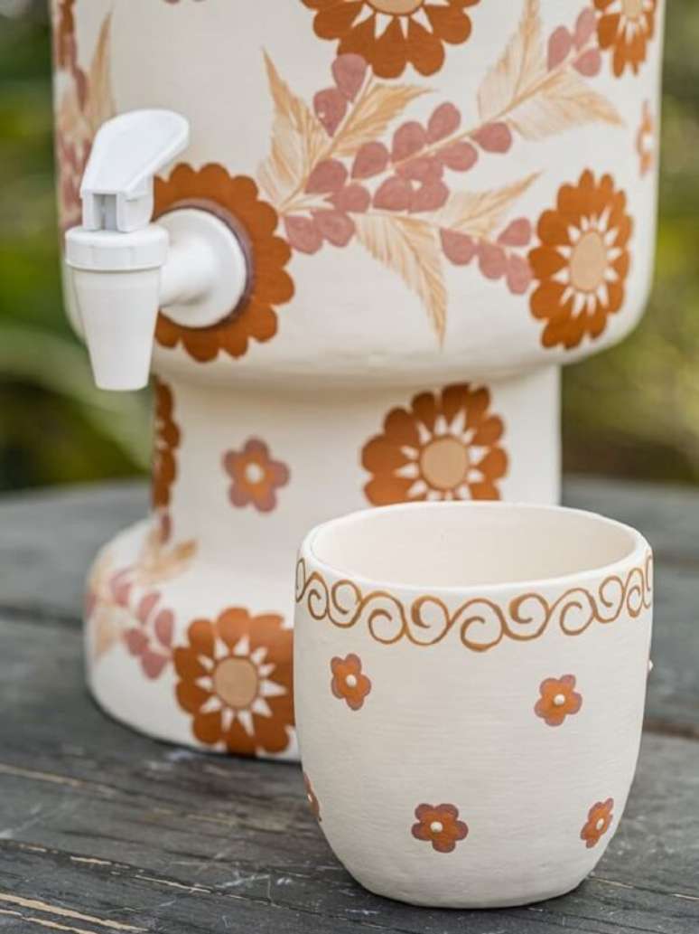 25. Filtro de barro decorado colorido. Fonte &ndash; V&oacute; Oliva