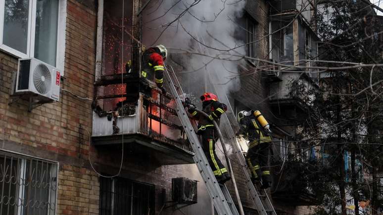 Bombeiros trabalham para apagar incêndio em prédio residencial em Kiev, na Ucrânia