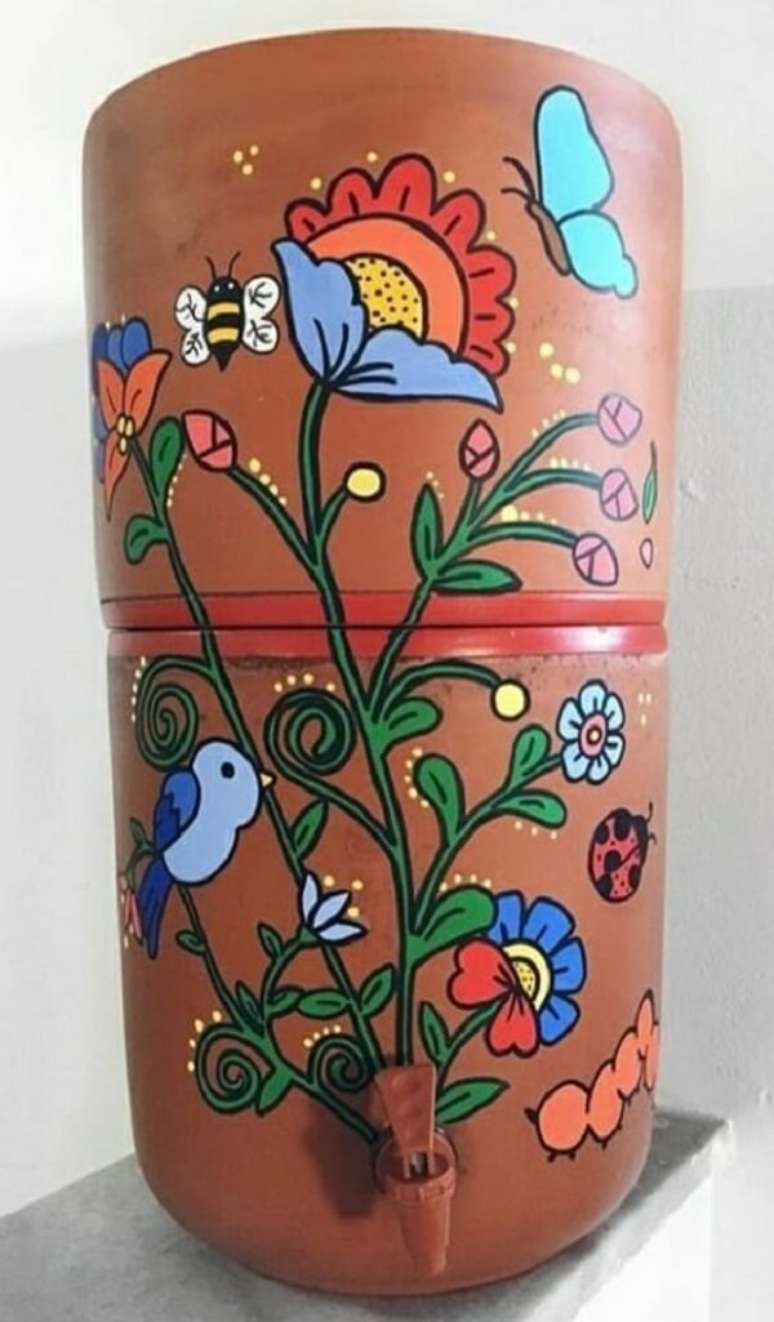 19. Filtro de barro decorado com flores, abelhas e borboletas. Fonte &ndash; Daniela Pardelli