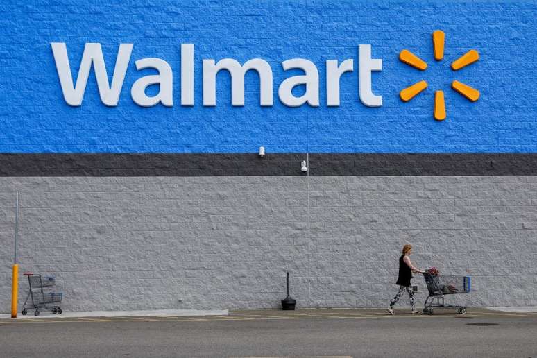 FOTO DE ARQUIVO: Um comprador sai de uma loja do Walmart em Bradford, Pensilvânia, EUA, em 20 de julho de 2020. REUTERS/Brendan McDermid/Foto de arquivo
