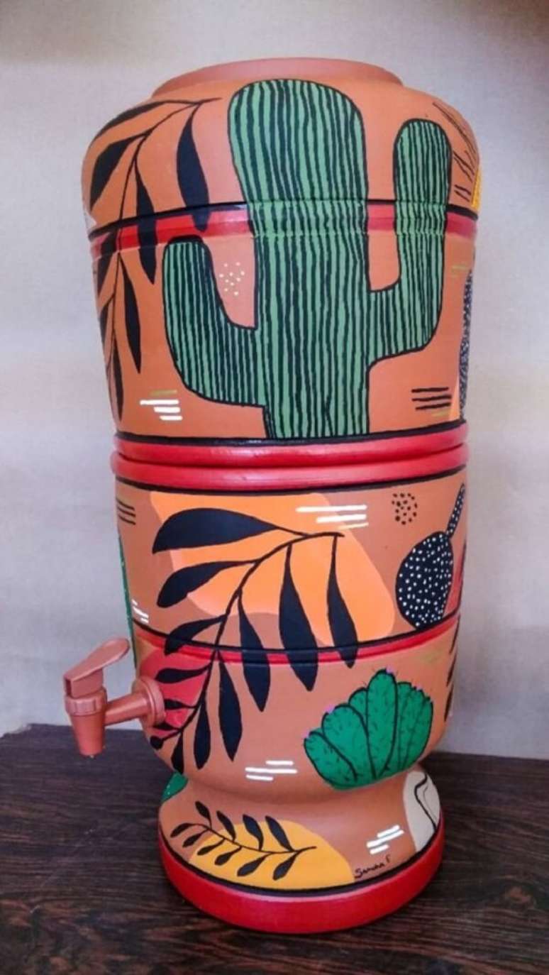 29. Decora&ccedil;&atilde;o filtro de barro: cactos trazem cor para o filtro de barro. Fonte &ndash; Elo7