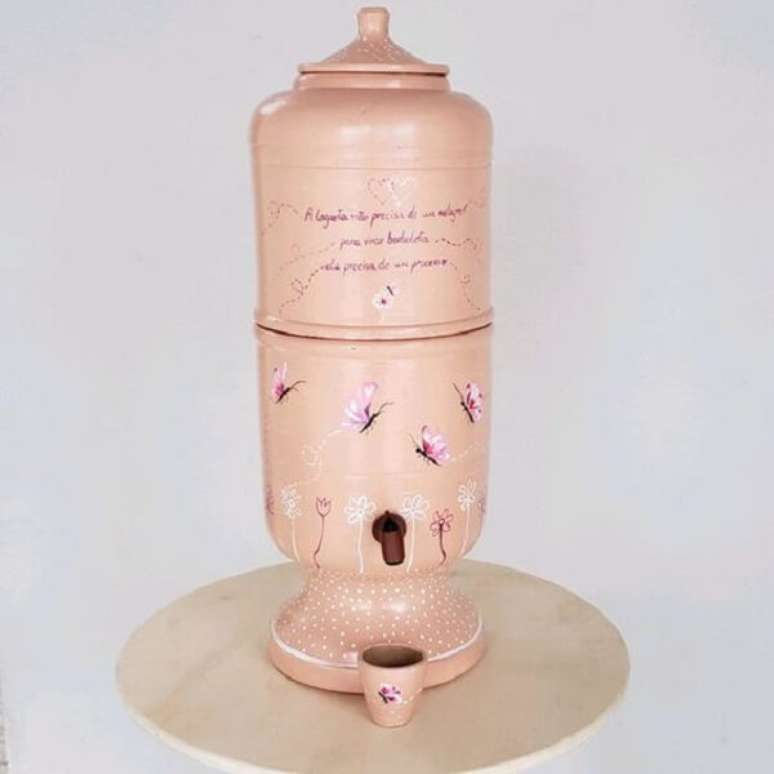 28. Borboletas trazem delicadeza para o filtro de barro decorado. Fonte &ndash; Elo7