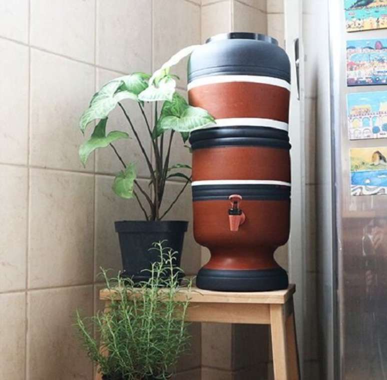 32. Modelo de filtro de barro decorado preto e branco. Fonte &ndash; A Casa Eh Sua