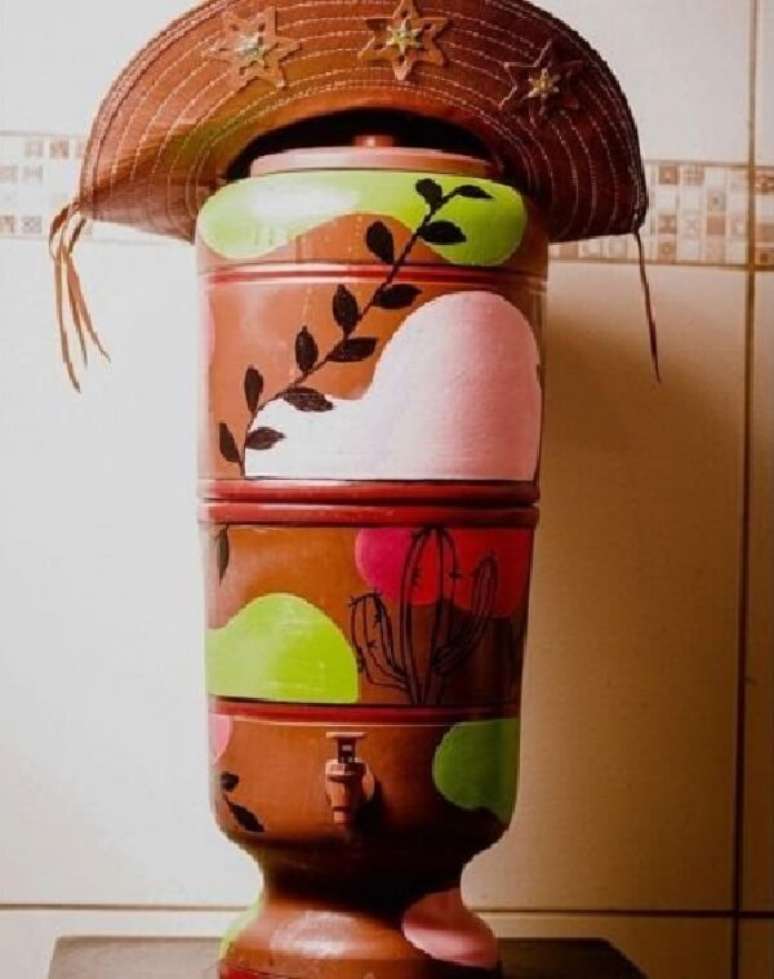 27. Deixe sua cozinha ainda mais descontra&iacute;da com o filtro de barro decorado. Fonte &ndash; Dicas Online