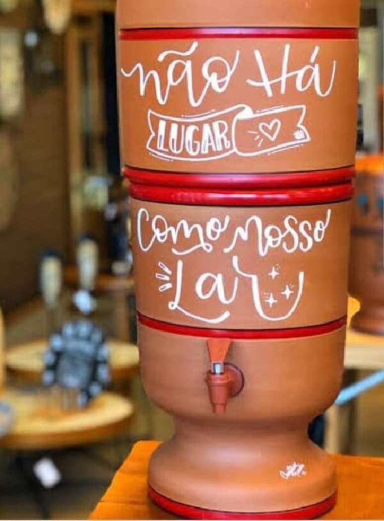 24. Filtro de barro decorado artesanal: frases que aquecem o cora&ccedil;&atilde;o. Fonte &ndash; Barbara Pouchain