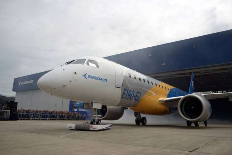 Jato comercial E190-E2; Embraer espera que a certificação do jato, maior aeronave comercial brasileira, ocorra em breve